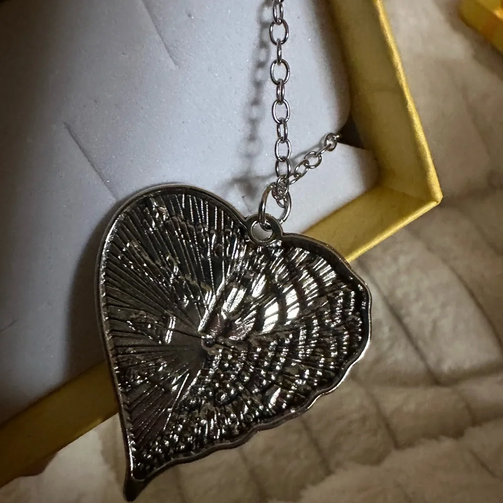 Silver tone Heart Pendant Necklace New in box - Picture 4 of 6